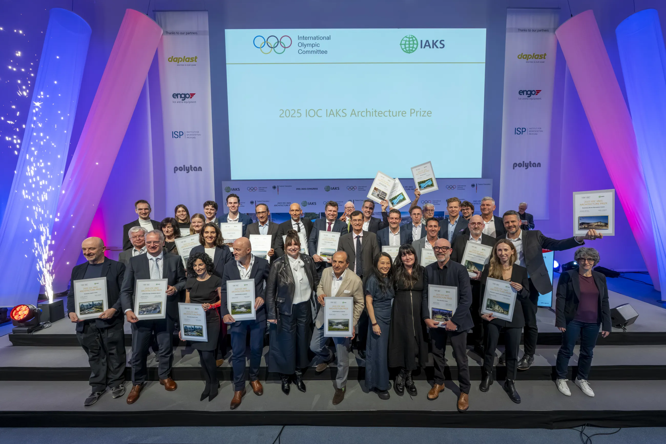 12-ioc-iaks-architecture-prize-2025---group-photo_-c--koelnmesse-uwe-weiser--29-.jpg
