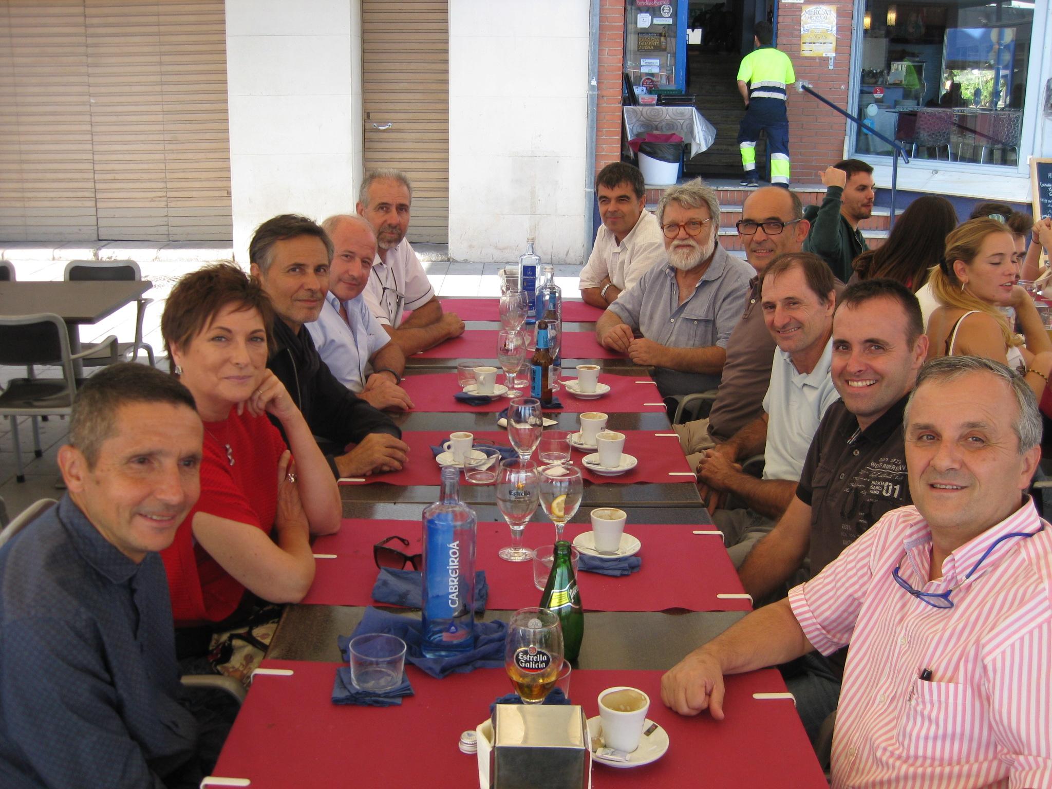 2018 IAKS ES study trip - group at restaurant