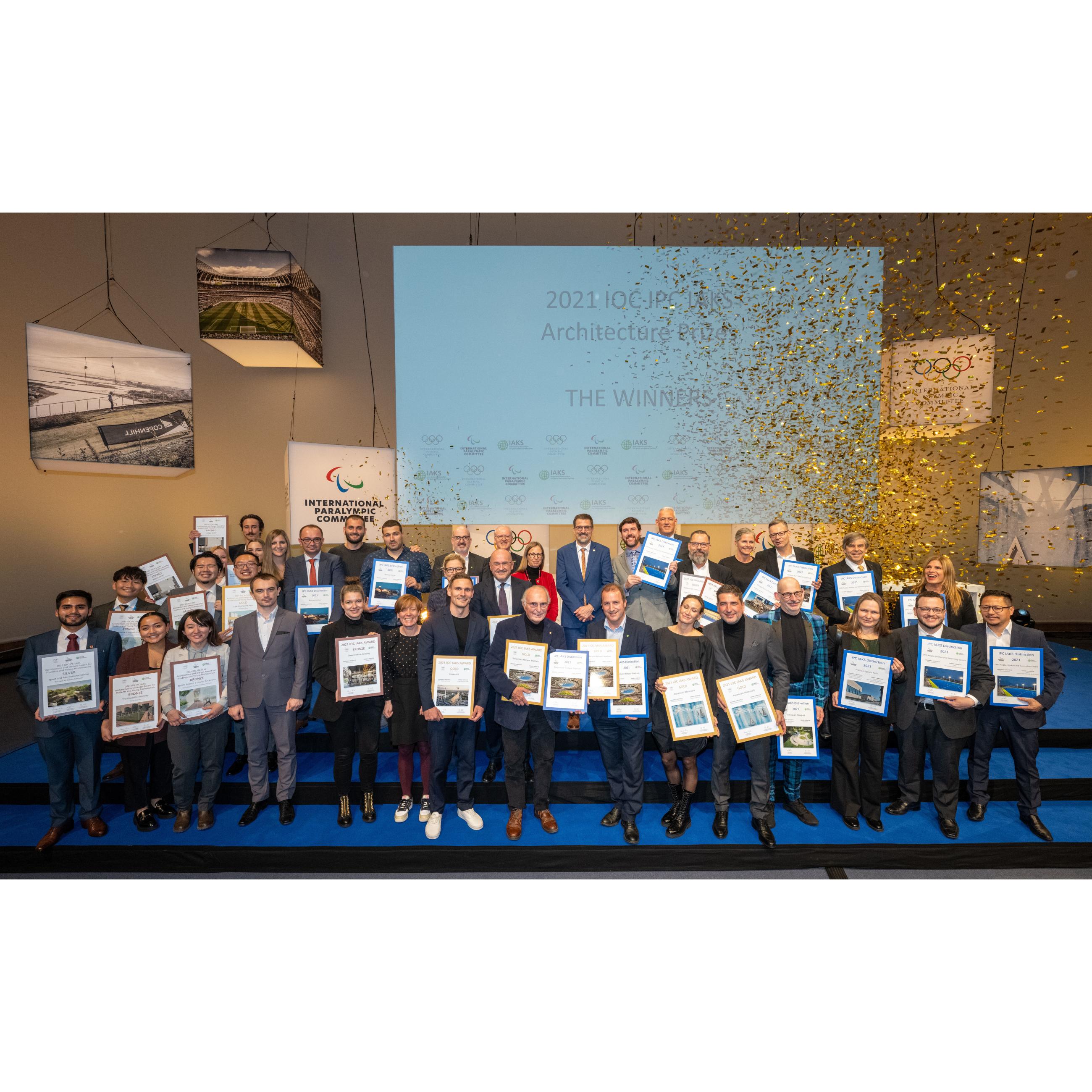 2021-IOC-IPC-IAKS-ArchitecturePrizes-083-all winners group picture_credit Koelnmesse Uwe Weiser 650.JPG