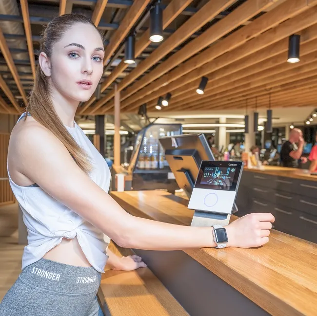 Gantner_ROB_20200225__young_lady_atlhete_at_check_in_counter.jpg